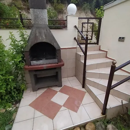 Detached House In A Quiet Place Дом отдыха *